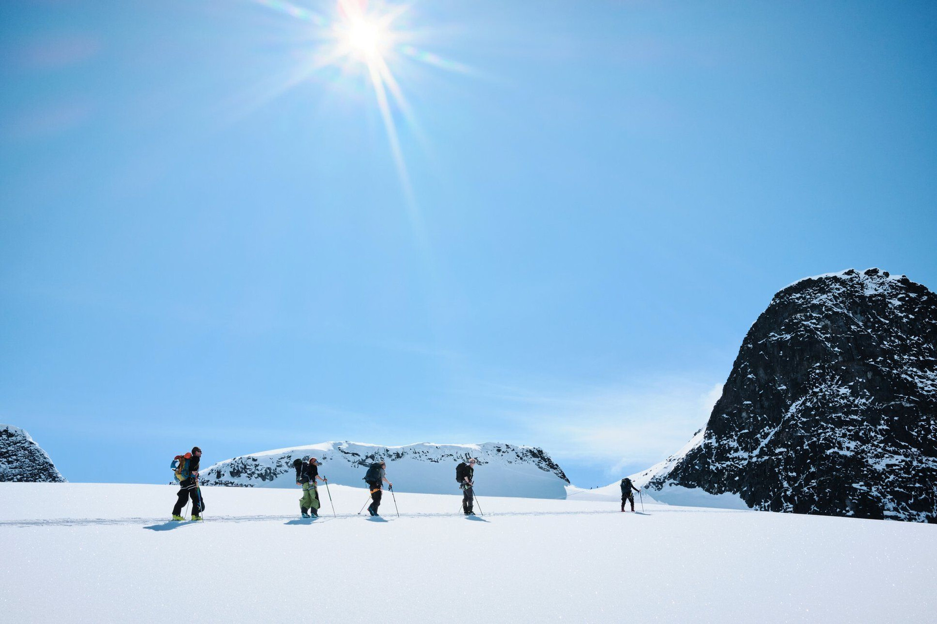 © Daniel Jacobsen Gruppo di sci alpinisti in salita su un campo innevato - Scandinavia