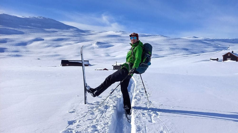 Sciatore lascia il rifugio Iungsdalshytta verso Bjordalsbu - Norvegia