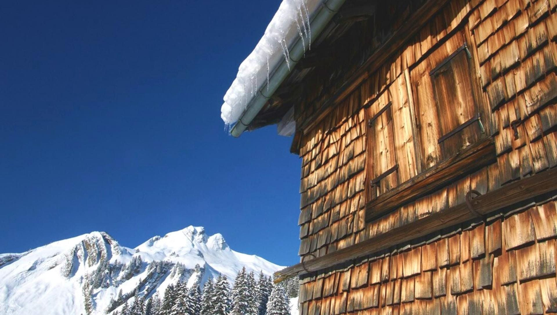 Chalet innevato con tetto in scandole nel comprensorio di Damüls-Mellau - Vorarlberg - Austria