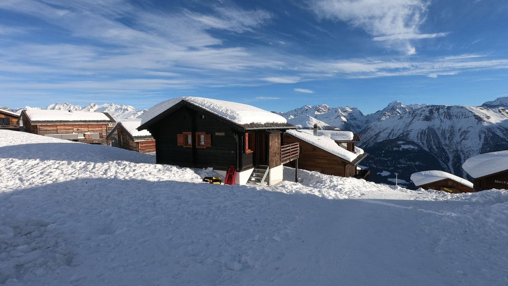 Chalet innevati sopra la valle - Aletsch - Vallese - Svizzera