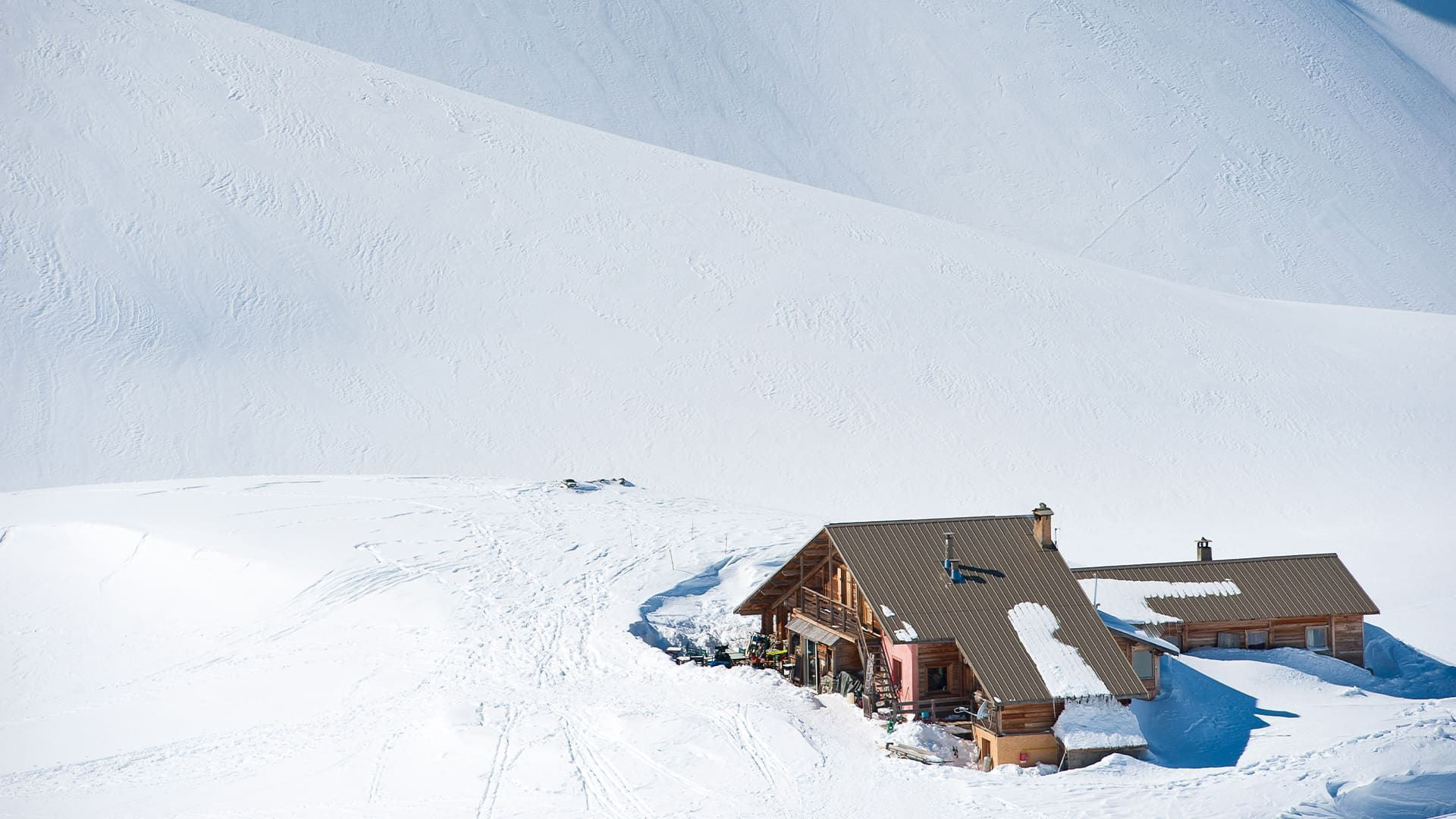 Rifugio innevato visto dall’alto - Queyras - Alpi - Francia
