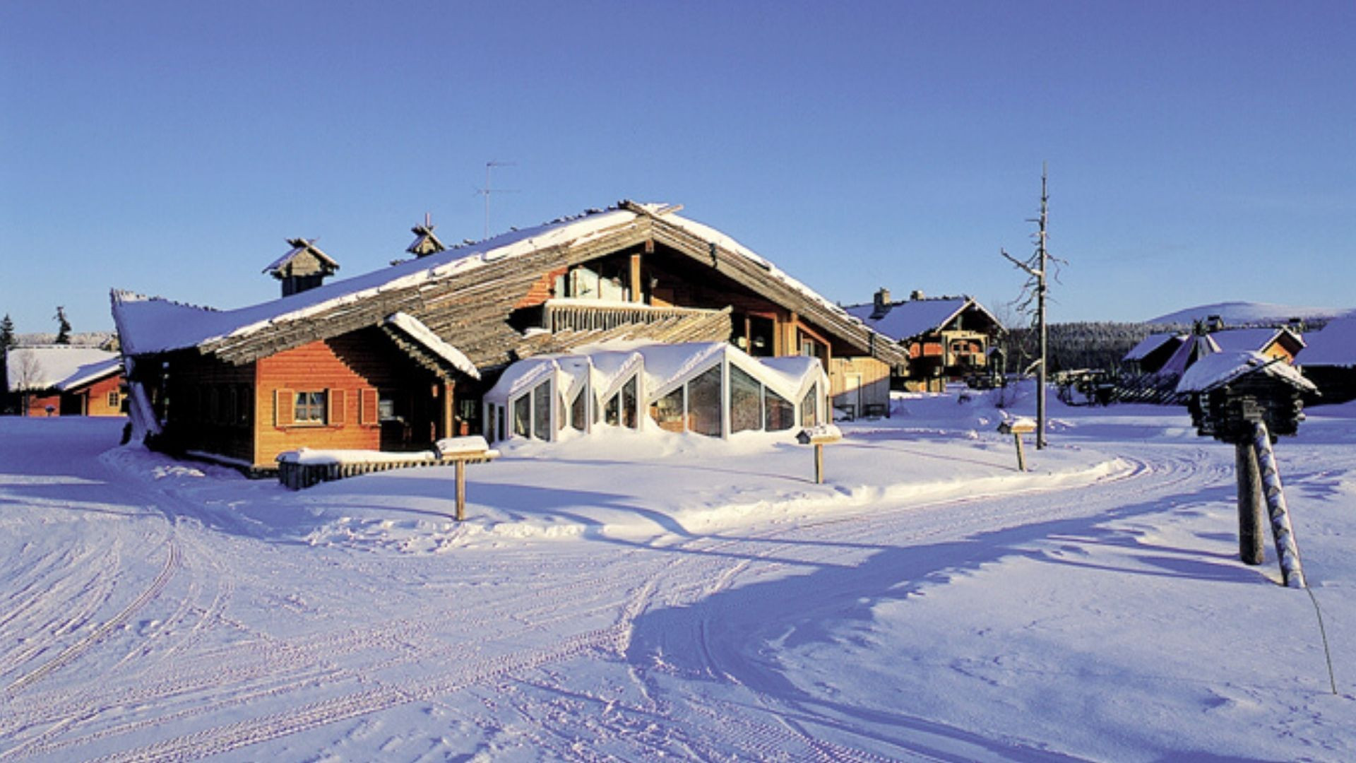 Chalet di legno innevati in un villaggio di sci nordico - Scandinavia