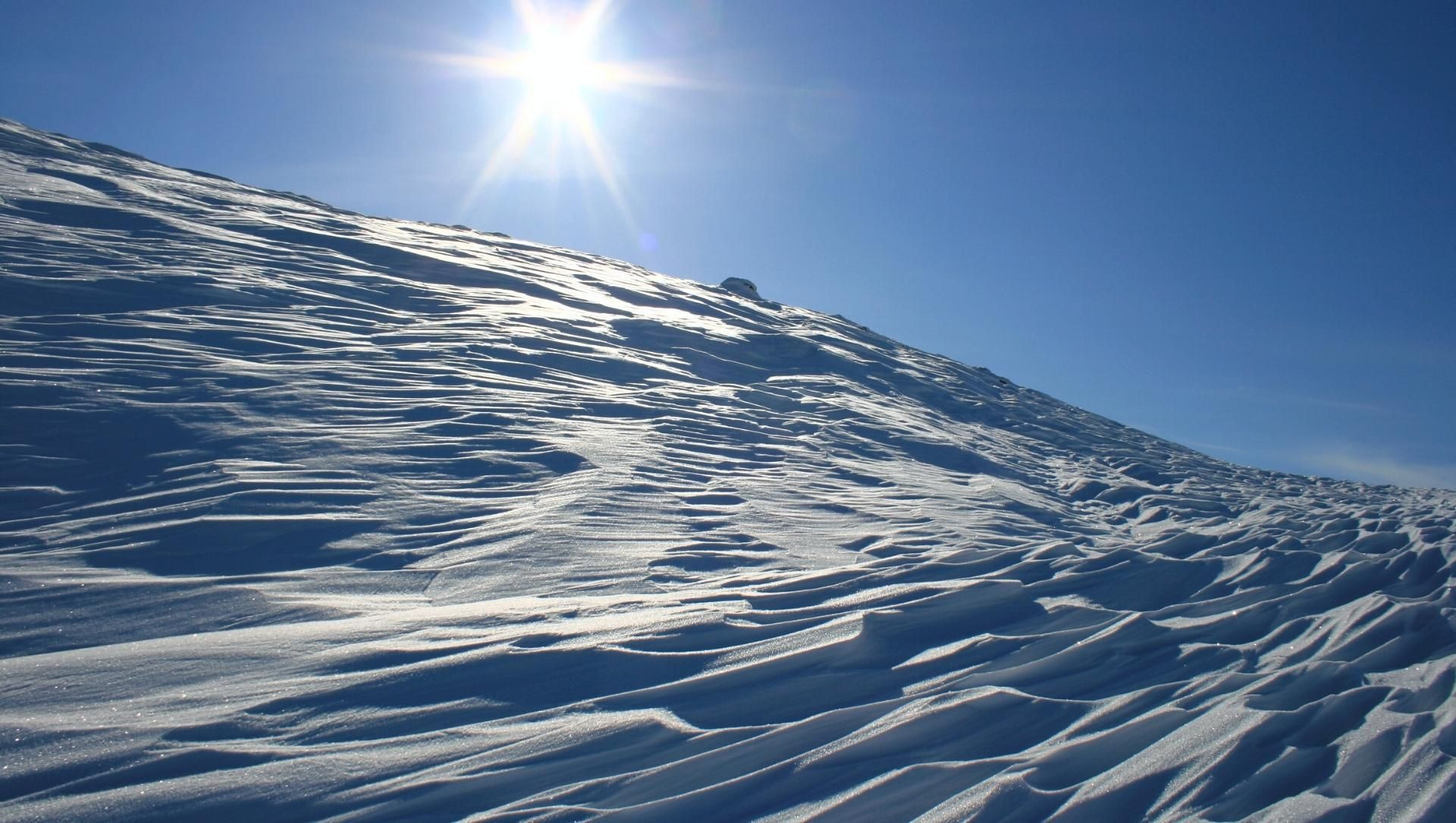 Neve modellata dal vento sotto il sole - Lapponia - Finlandia
