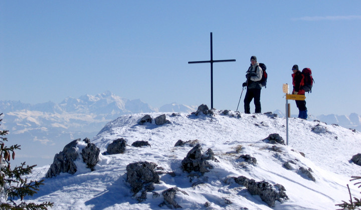 Escursionisti con le ciaspole in vetta - massiccio del Giura