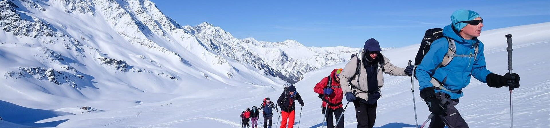 Escursionisti con le ciaspole sulle cime innevate - Alpi