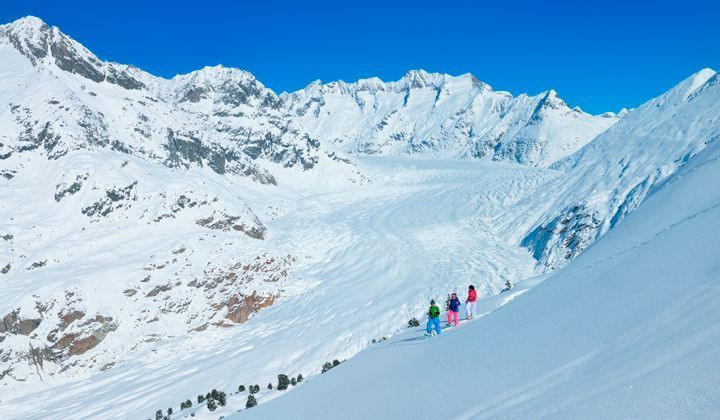 Escursionisti con le ciaspole di fronte al ghiacciaio dell’Aletsch - Vallese - Svizzera