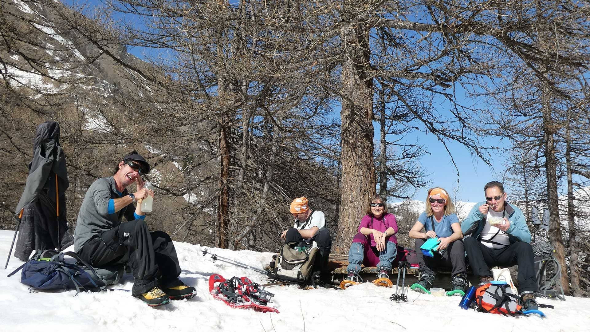 Pausa pranzo di un gruppo con le ciaspole - Queyras - Francia