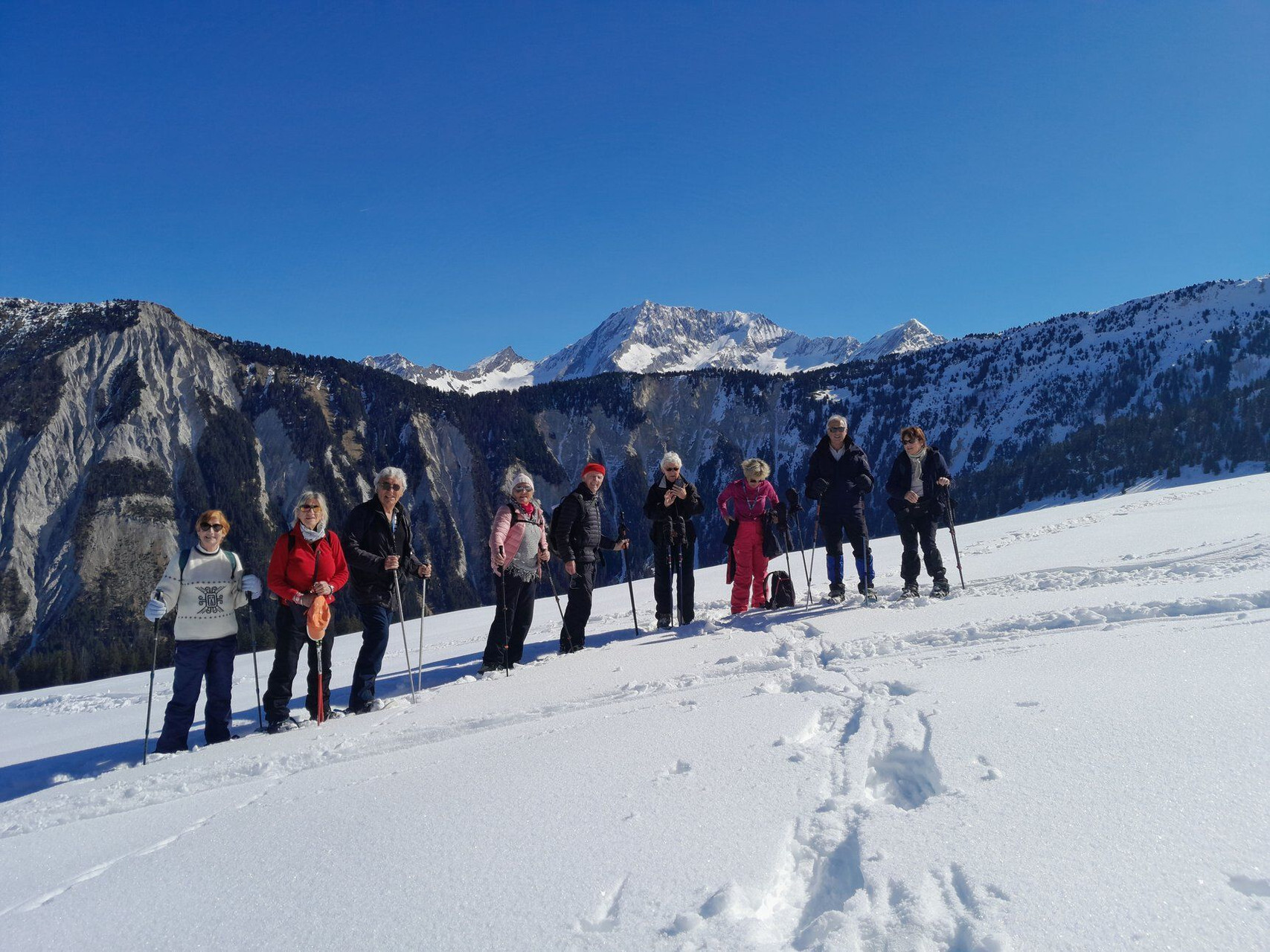 Gruppo con le ciaspole su un pendio innevato - Alpi - Francia