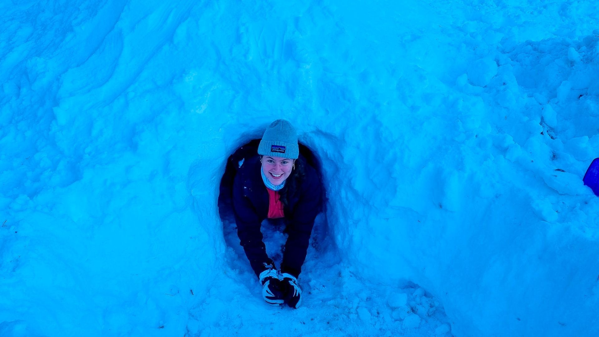 Escursionista in un igloo di neve - Hauts Plateaux del Vercors - Francia
