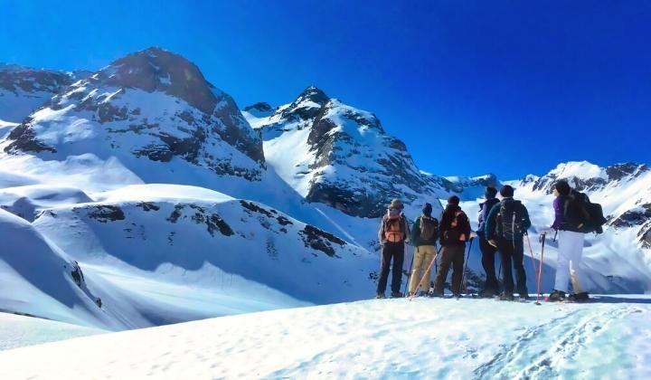 Escursionisti con le ciaspole davanti alle cime innevate - Pirenei Orientali - Francia