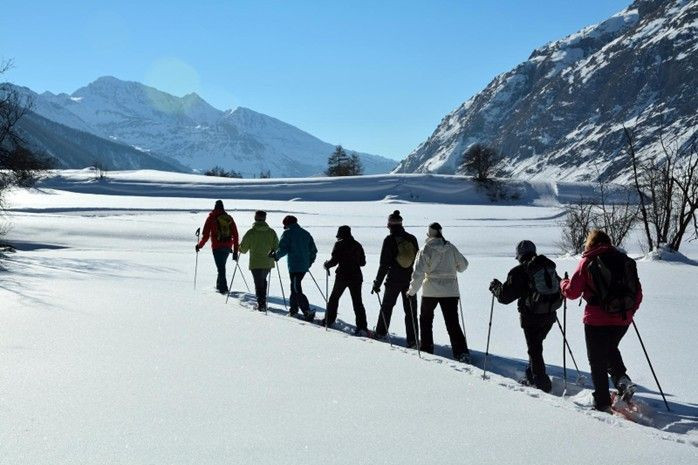 Escursione con le ciaspole su un altopiano ghiacciato - Bessans - Alpi francesi - Francia