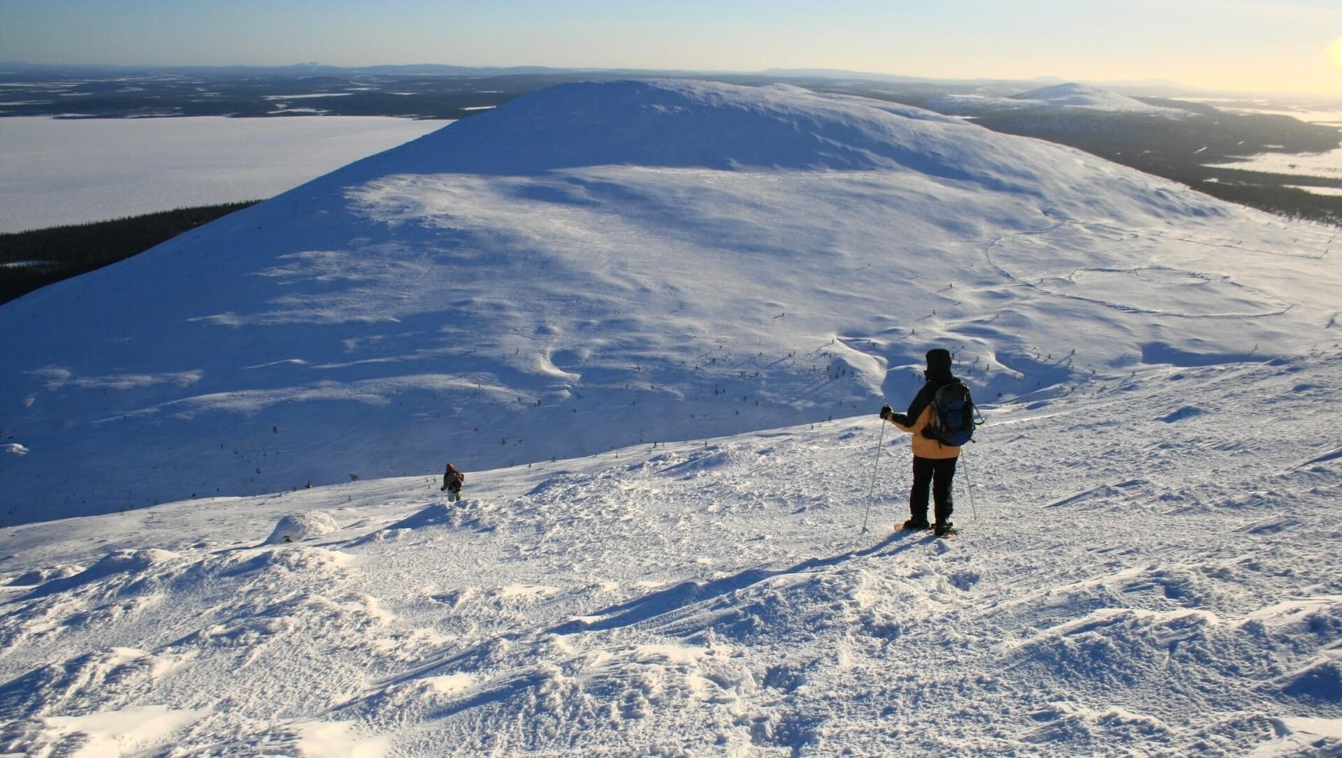 Escursione con le ciaspole su una collina innevata al tramonto - Lapponia - Finlandia
