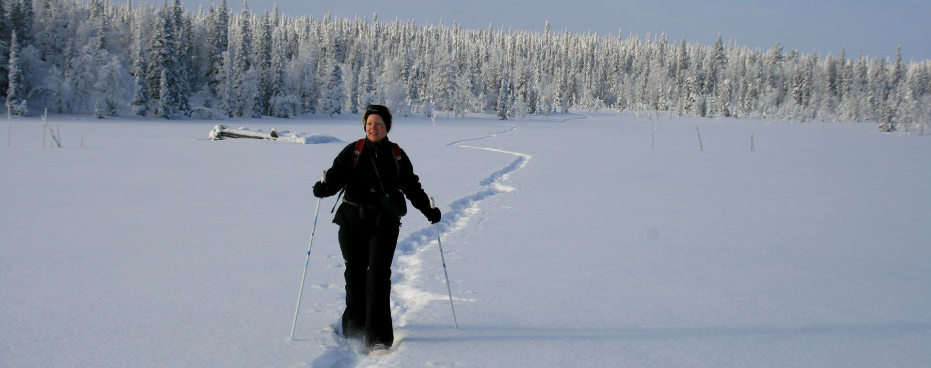 Escursionista con le ciaspole nella pianura innevata - Lapponia finlandese