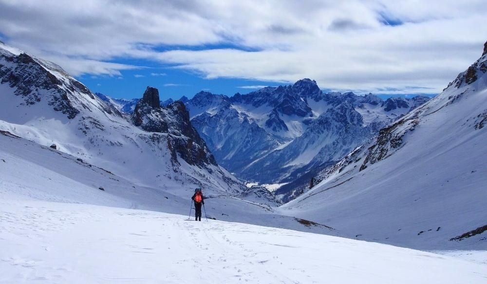 Randonneur en raquettes dans un vallon enneigé - Val Maira - Piémont - Italie