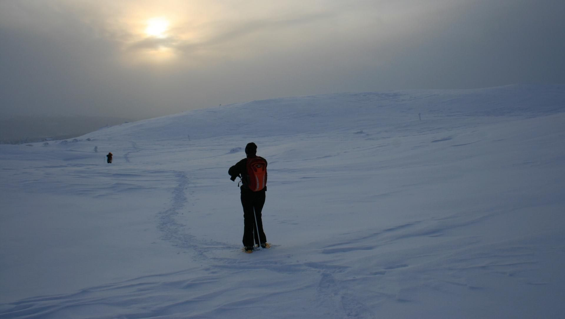 Escursionista con le ciaspole su un fell avvolto dalla nebbia - Lapponia - Finlandia