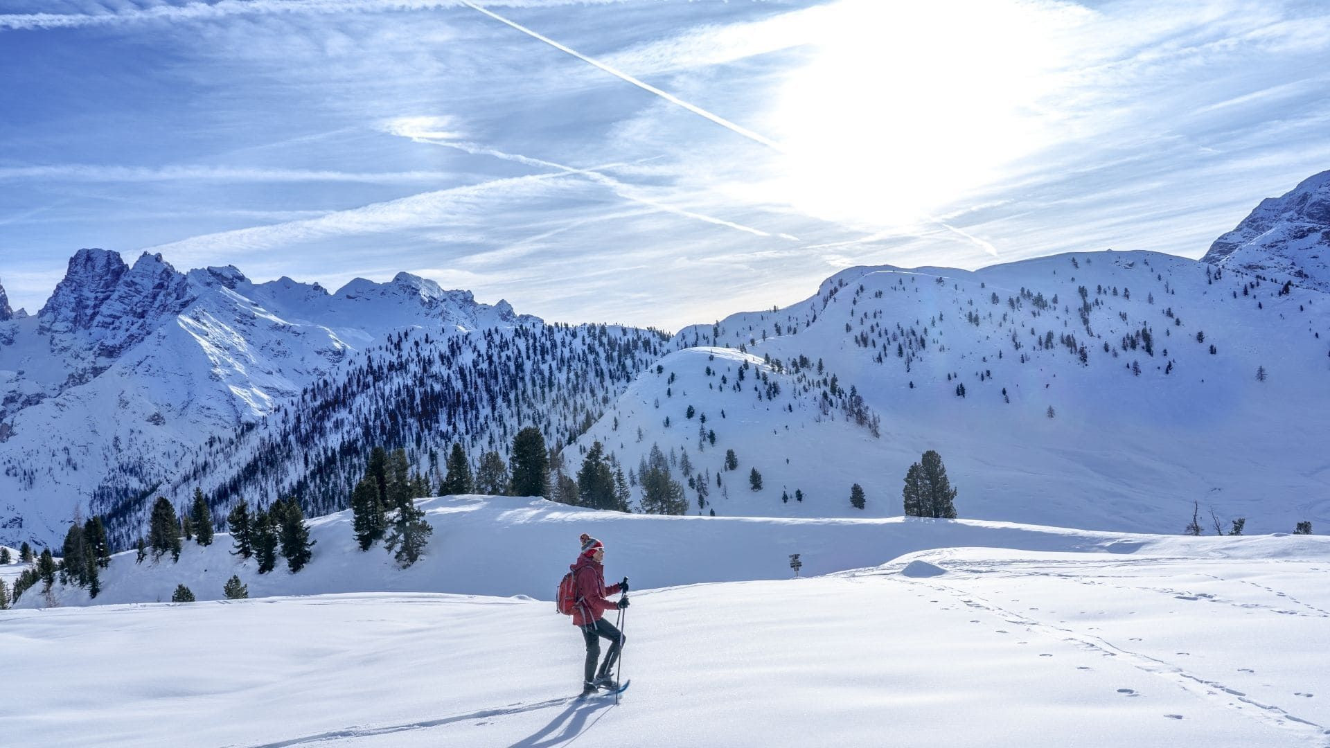 Randonneuse en raquettes sur un plateau enneigé - Dolomites, Italie