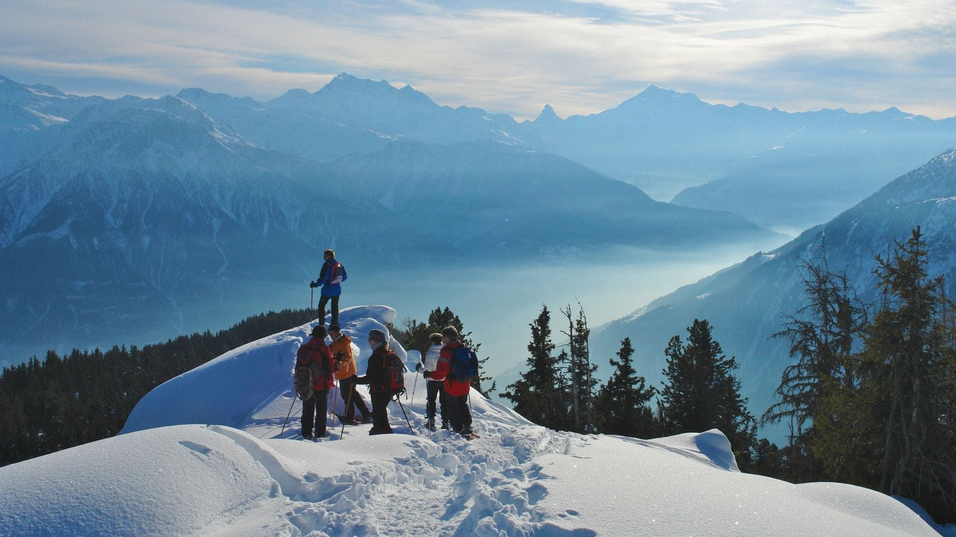 Escursionisti con le ciaspole sopra la valle - Aletsch - Vallese - Svizzera
