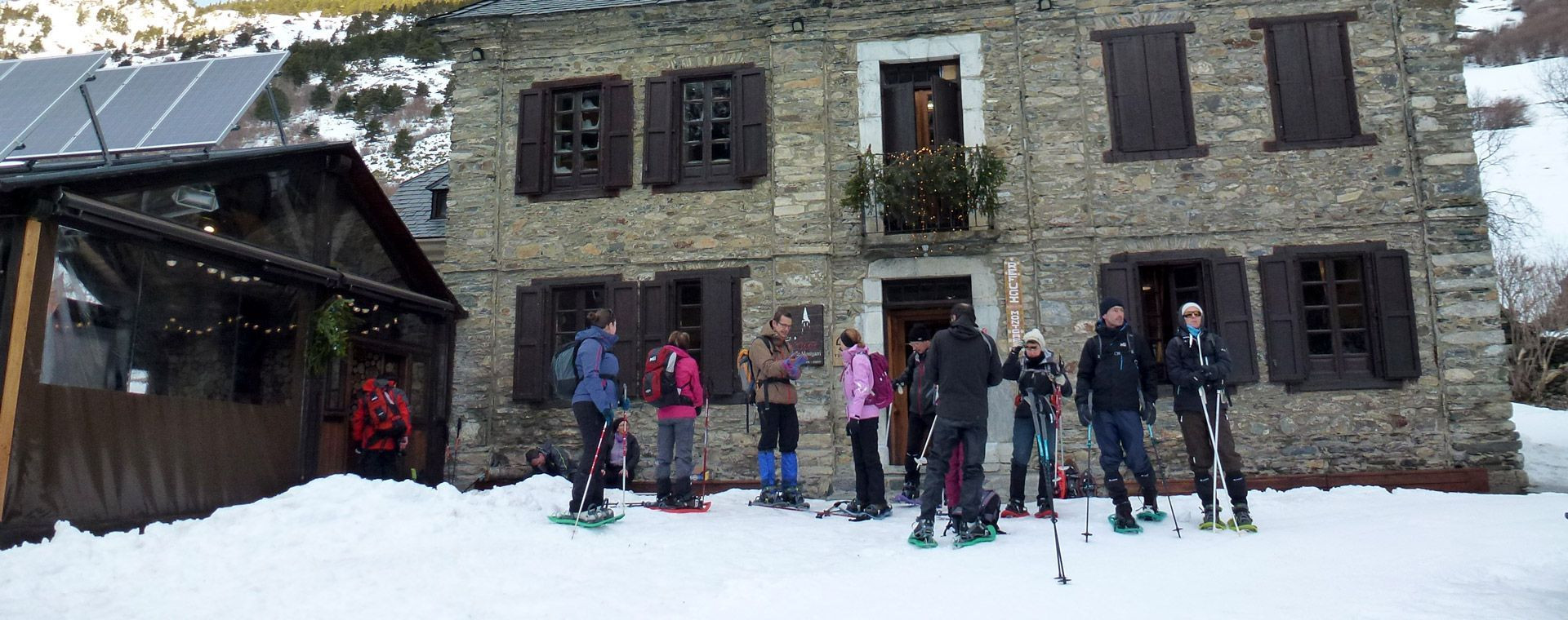 Randonneurs en raquettes au refuge de Montgarri - Val d'Aran - Pyrénées - Espagne