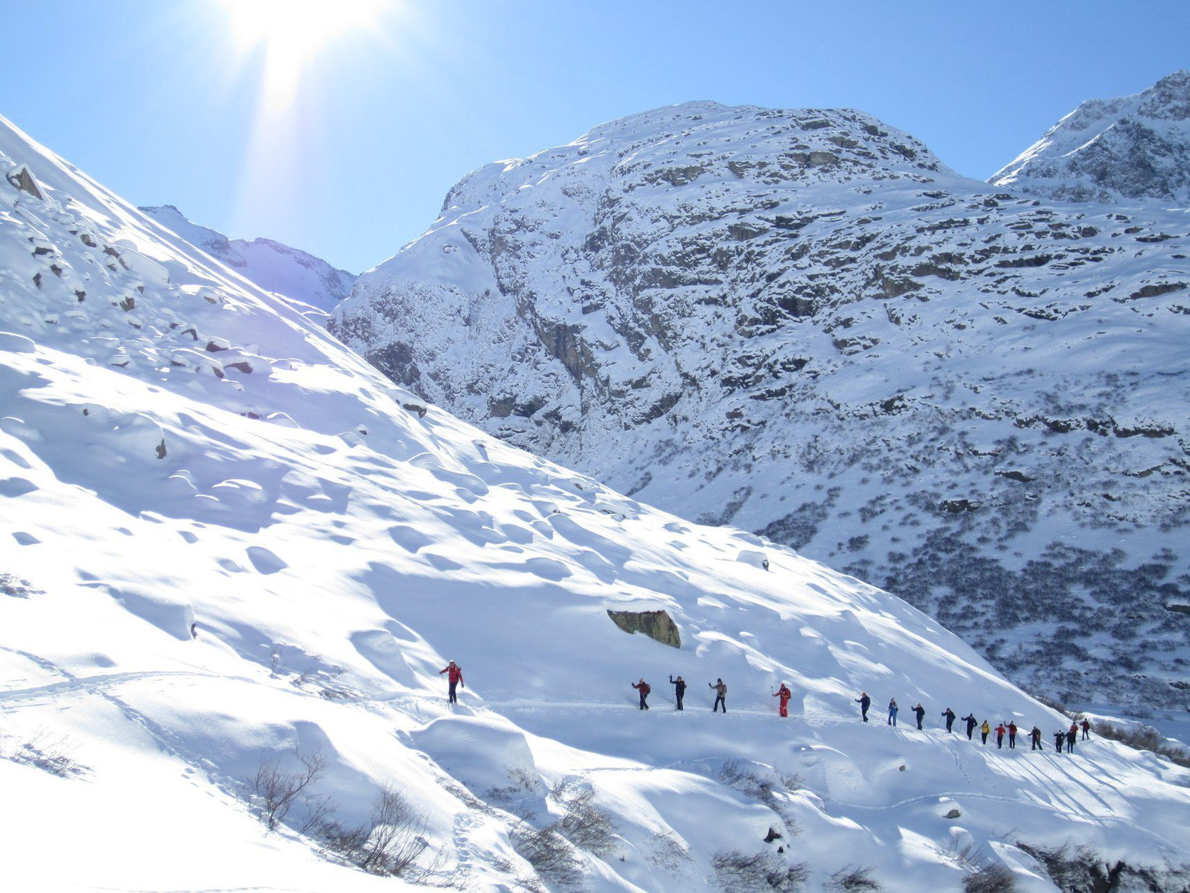 Gruppo con le ciaspole attraversa la valle innevata - Bessans - Alpi - Francia