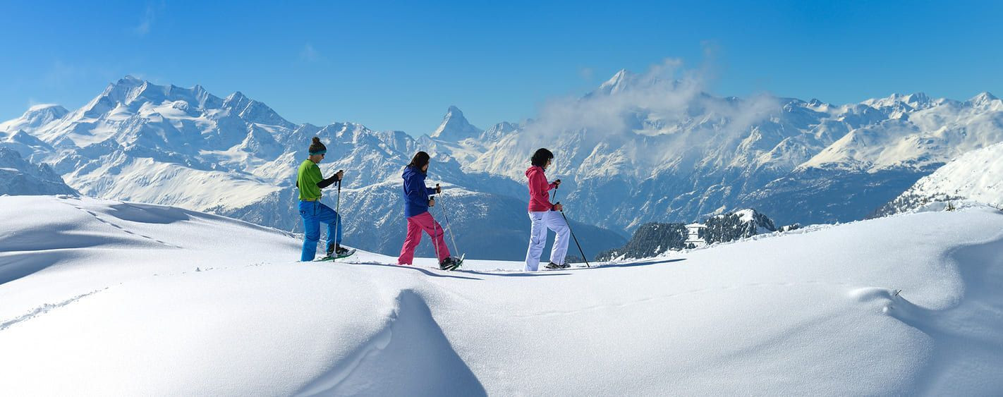 Escursionisti con le ciaspole davanti al Cervino - Vallese - Svizzera