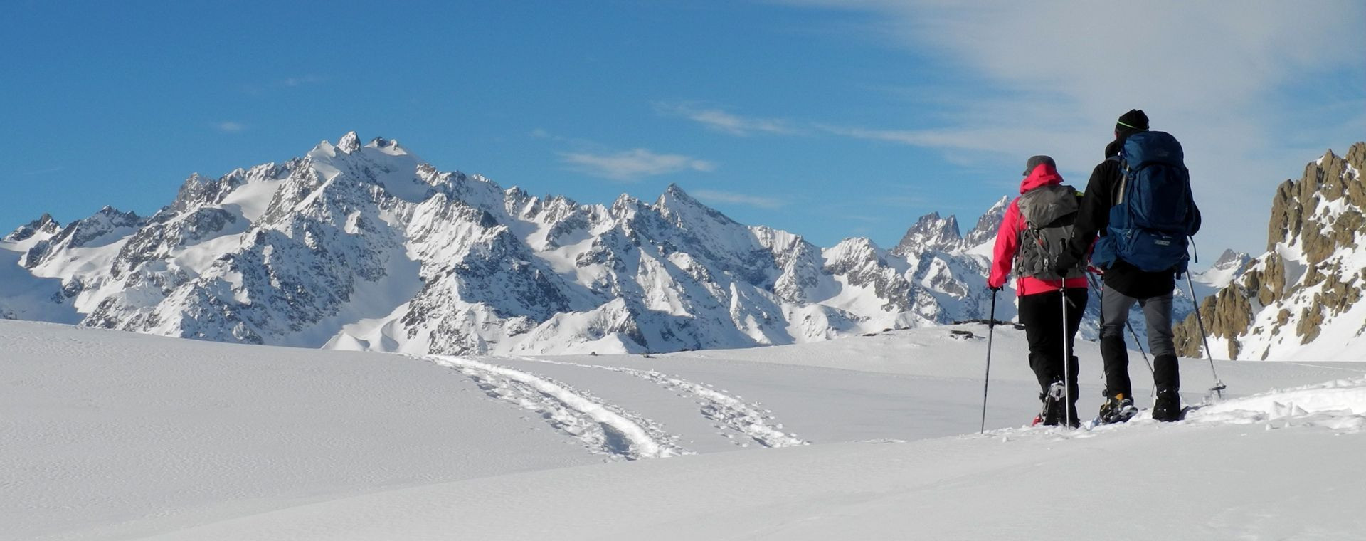Escursionisti con le racchette da neve di fronte alle cime innevate - Valle della Clarée - Alpi francesi