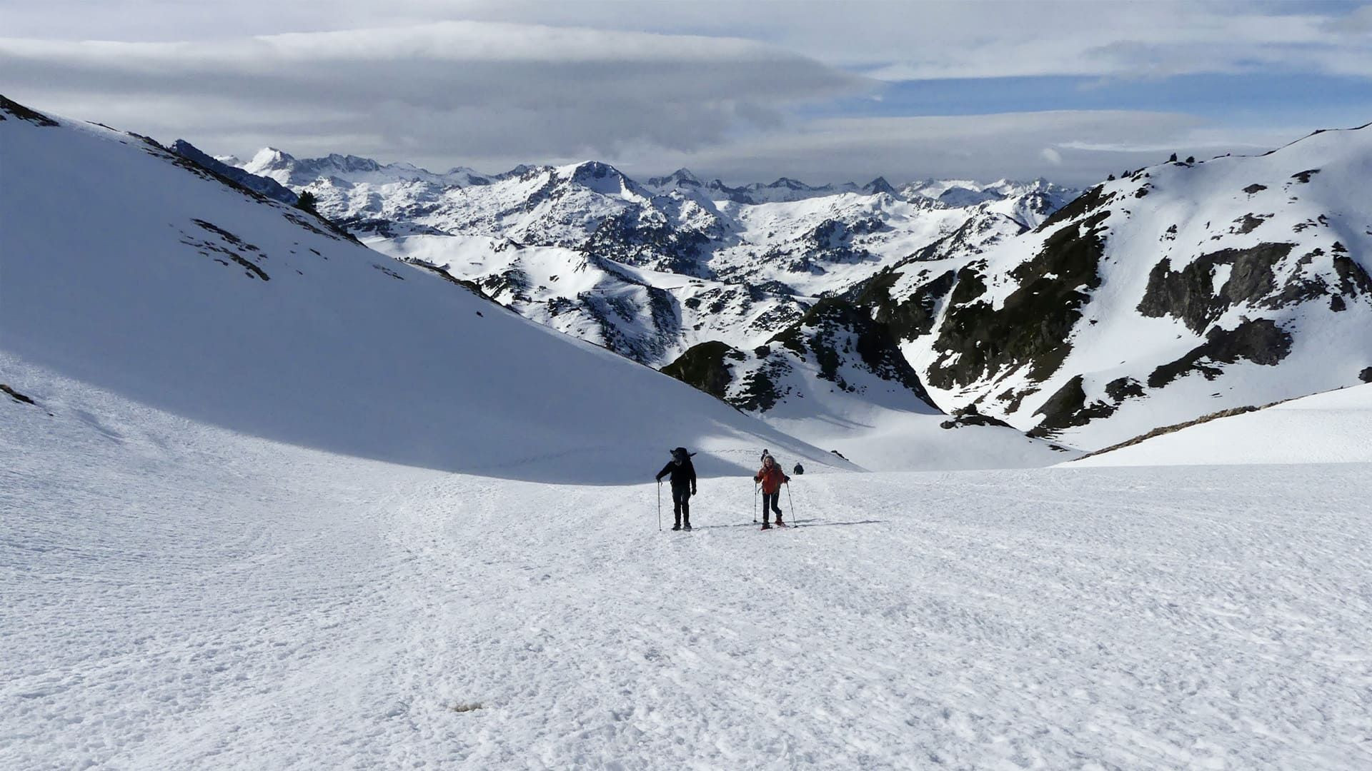 Escursionisti con le ciaspole di fronte alle cime - Encantats - Pirenei