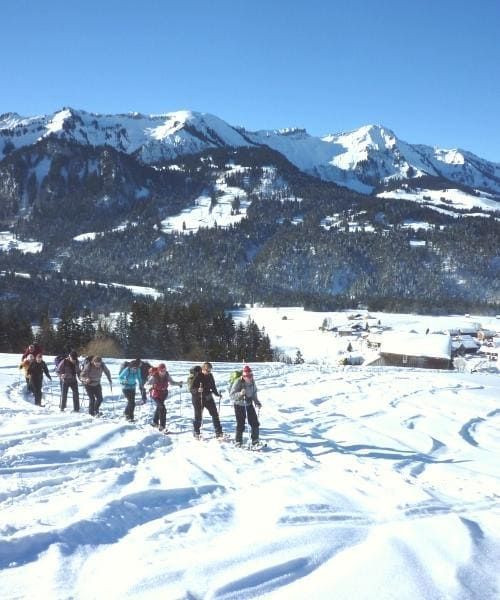 Gruppo di escursionisti con le ciaspole verso Hittisau - Vorarlberg - Austria