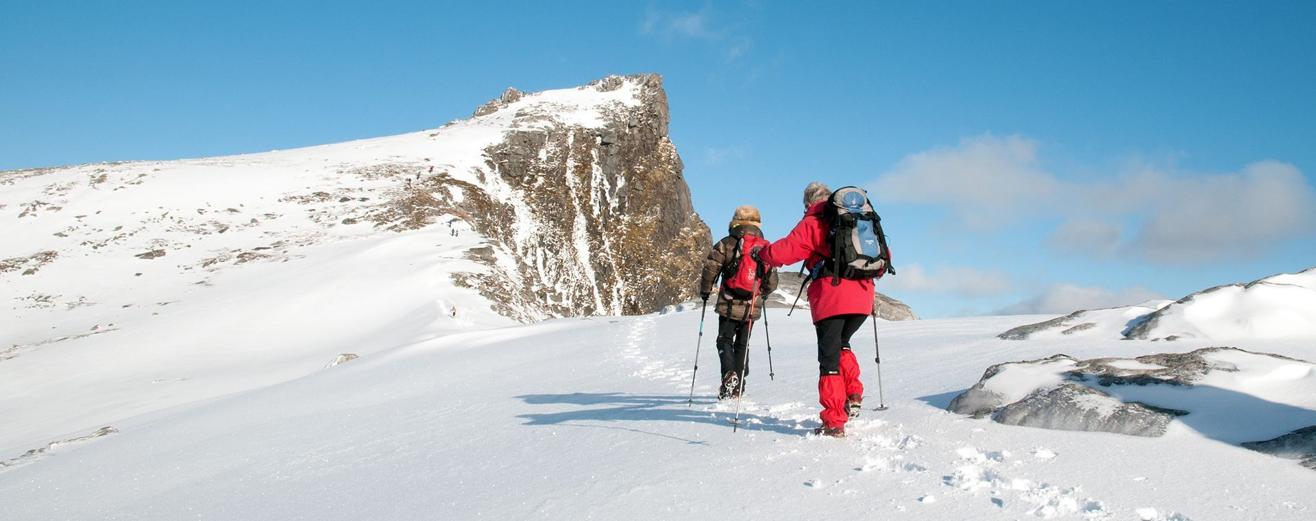 Escursionisti con le ciaspole su una cresta innevata - Isole Lofoten - Norvegia
