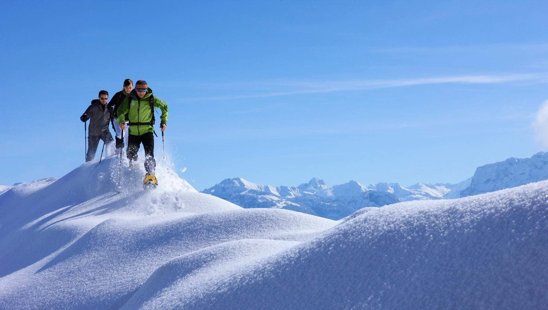 Escursionisti con le ciaspole su una cresta innevata - Bregenzerwald - Austria