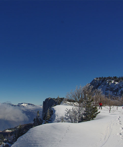 Sul bordo delle scogliere innevate sopra il Plateau de Gève - Vercors - Francia