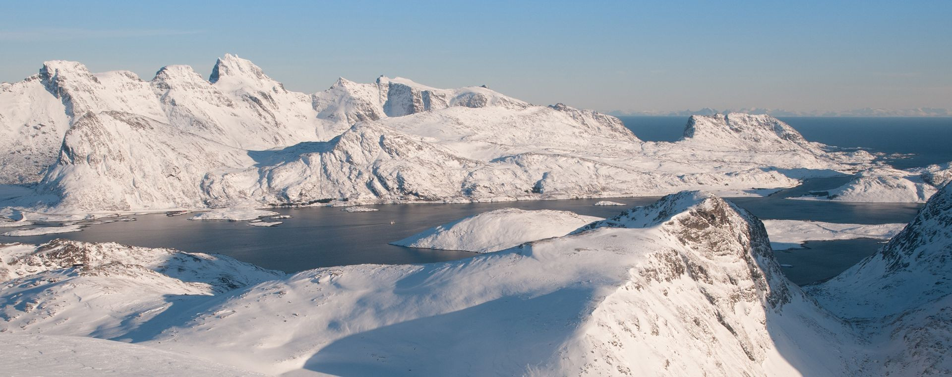 Paesaggio innevato delle isole Lofoten - Norvegia
