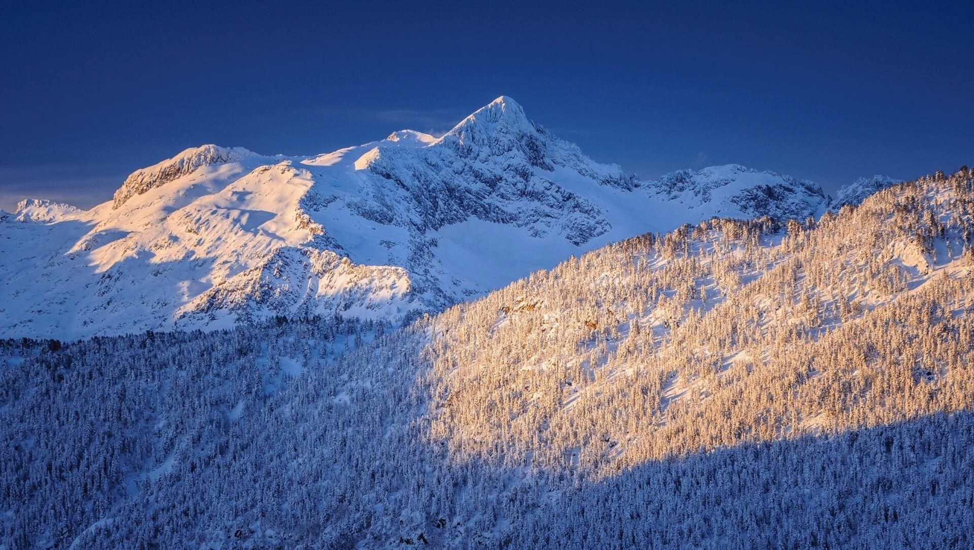 Vetta innevata nella valle d’Aran - Pirenei - Spagna