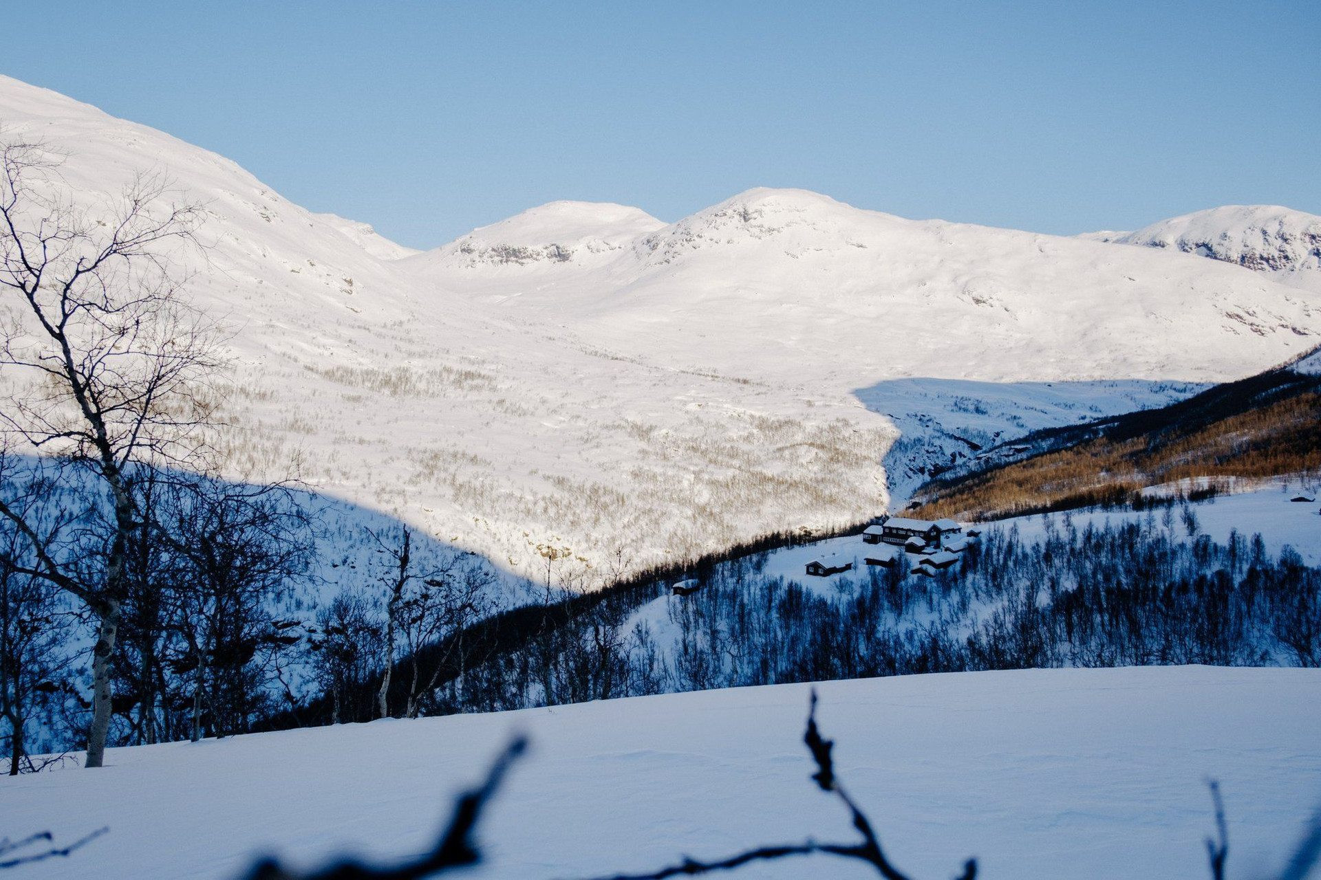 © Daniel Jacobsen Valle innevata e frazione in inverno - Jotunheimen - Norvegia