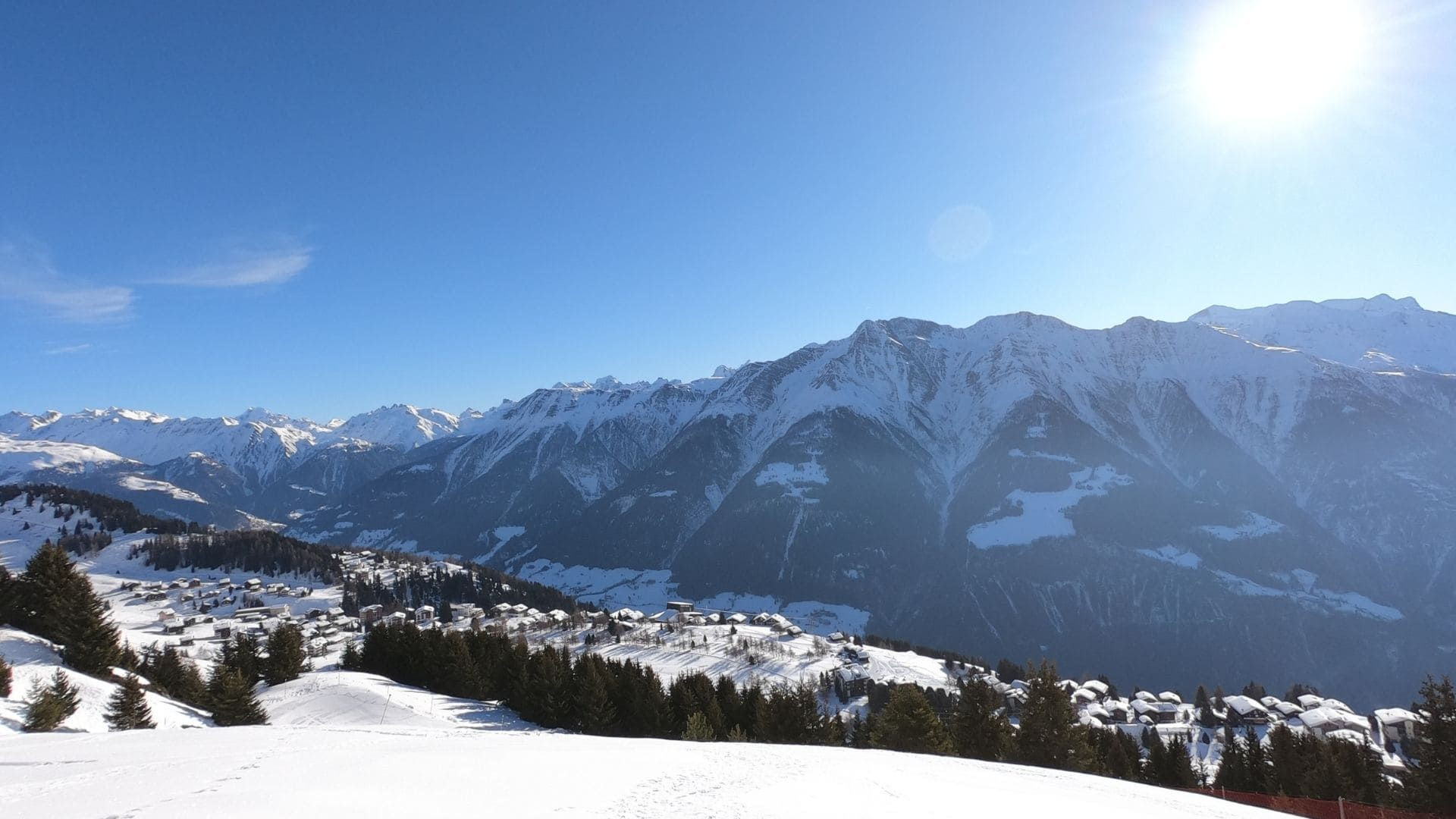 Villaggio innevato di fronte alle Alpi - Aletsch - Vallese - Svizzera