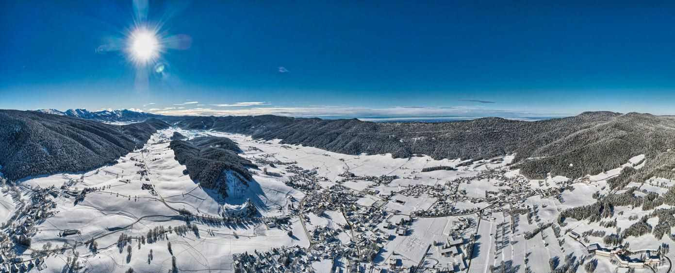 Veduta aerea di Autrans innevata - Vercors - Alpi - Francia