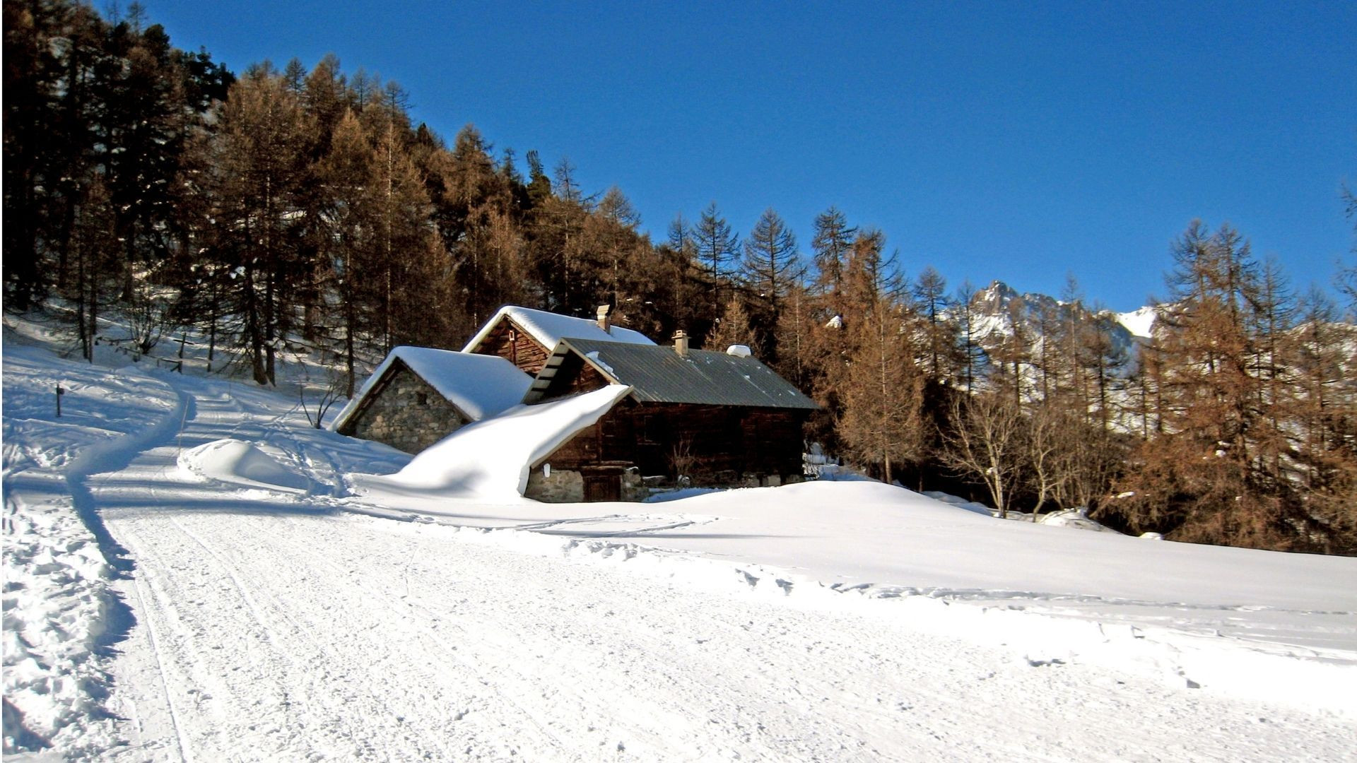 Chalet in pietra e larici sotto la neve - Alte Alpi - Francia
