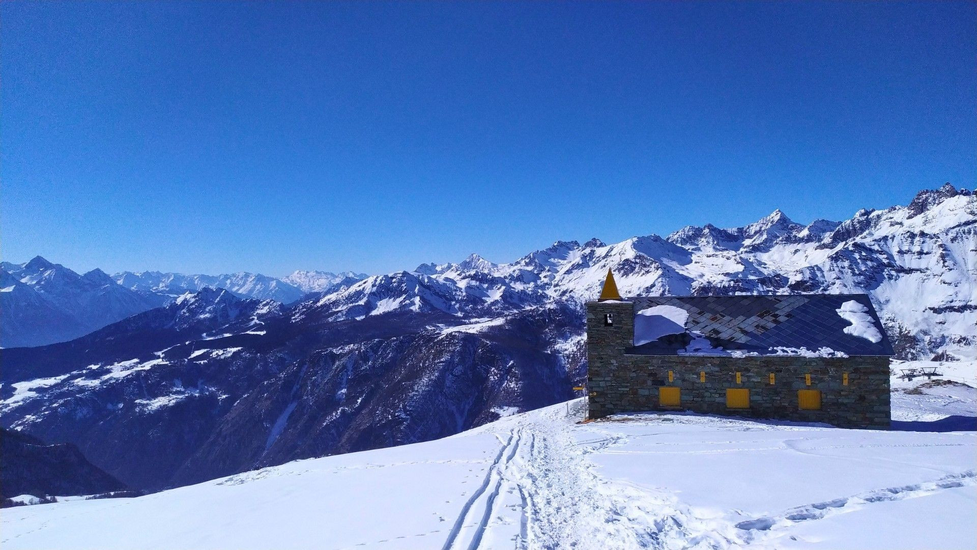 Chapelle en pierre dans la neige - Balcons du Cervin - Alpes italiennes - Italie