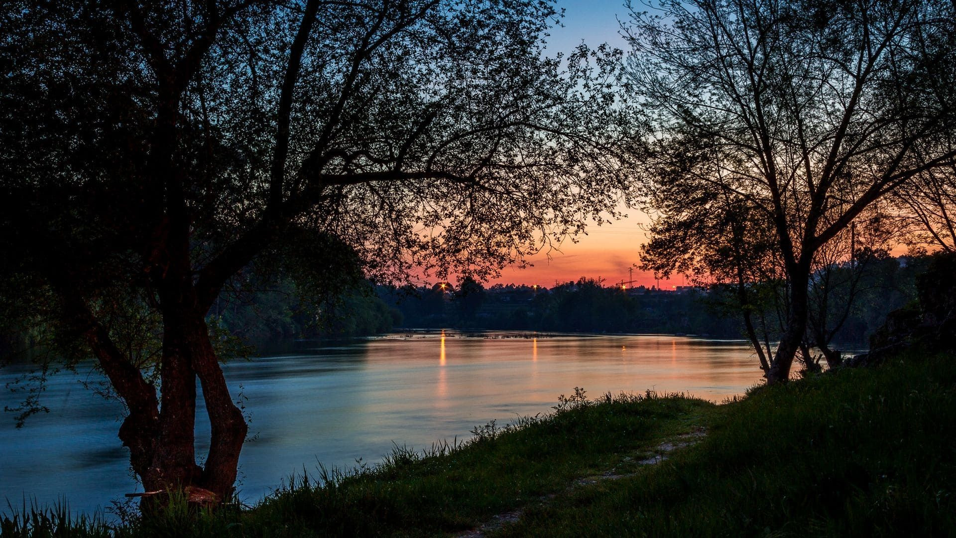 Tramonto su un fiume fiancheggiato da alberi - Portogallo