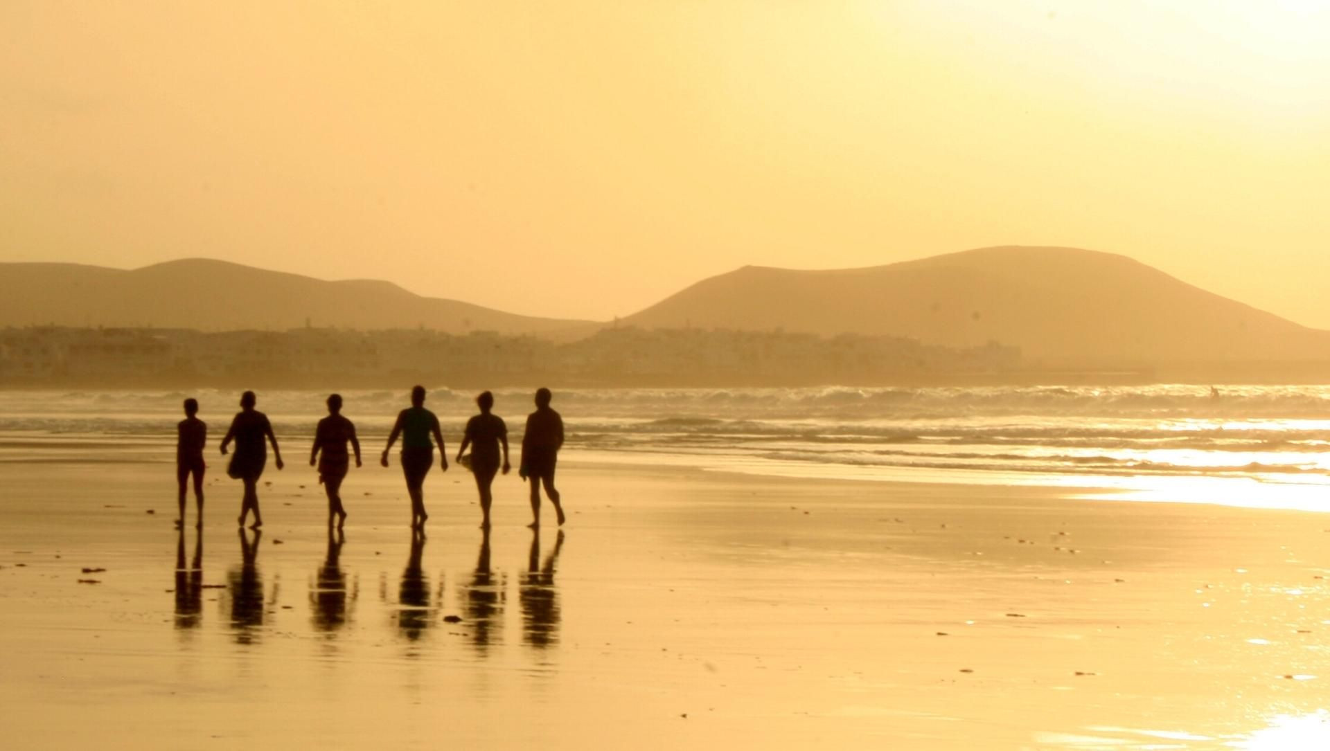 © Turismo De Canarias Passeggiata sulla spiaggia al tramonto a Lanzarote - Canarie - Spagna