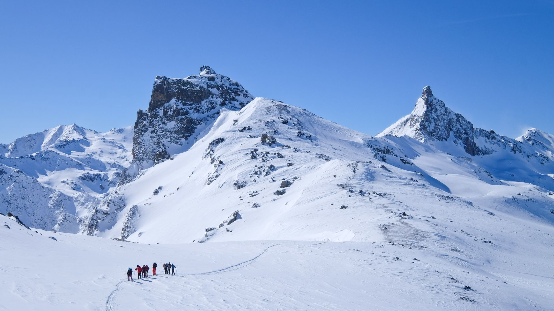 Escursionisti con le racchette da neve - Tour du Queyras - Alpi - Francia