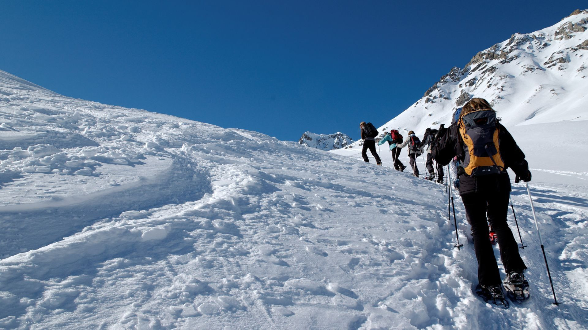 Escursionisti con le ciaspole sul Tour du Queyras - Alte Alpi - Francia