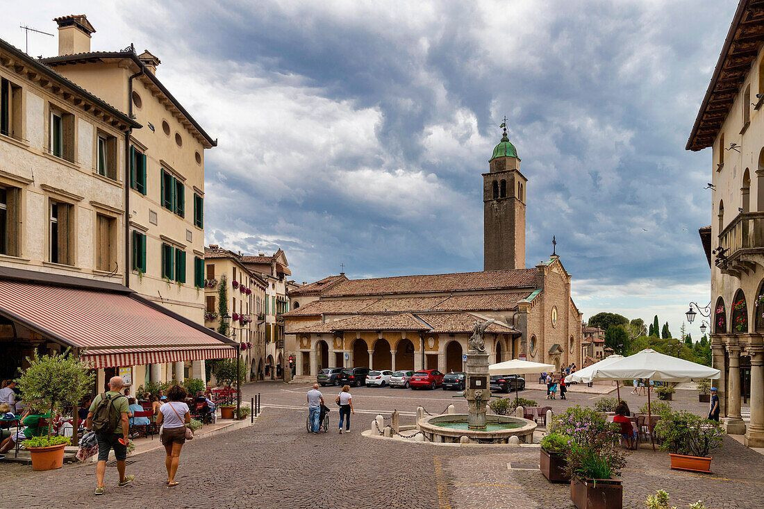 © Lookphoto Place du village - Asolo - Vénétie - Italie