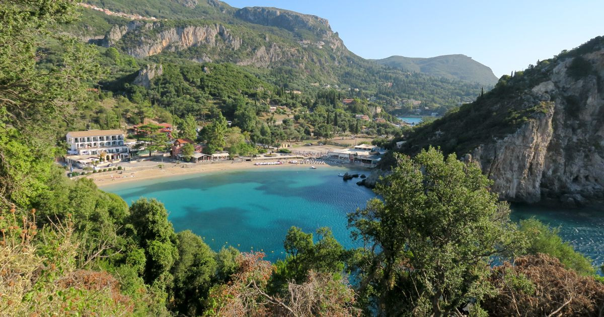 Cala dalle acque turchesi circondata da montagne - Corfù - Grecia