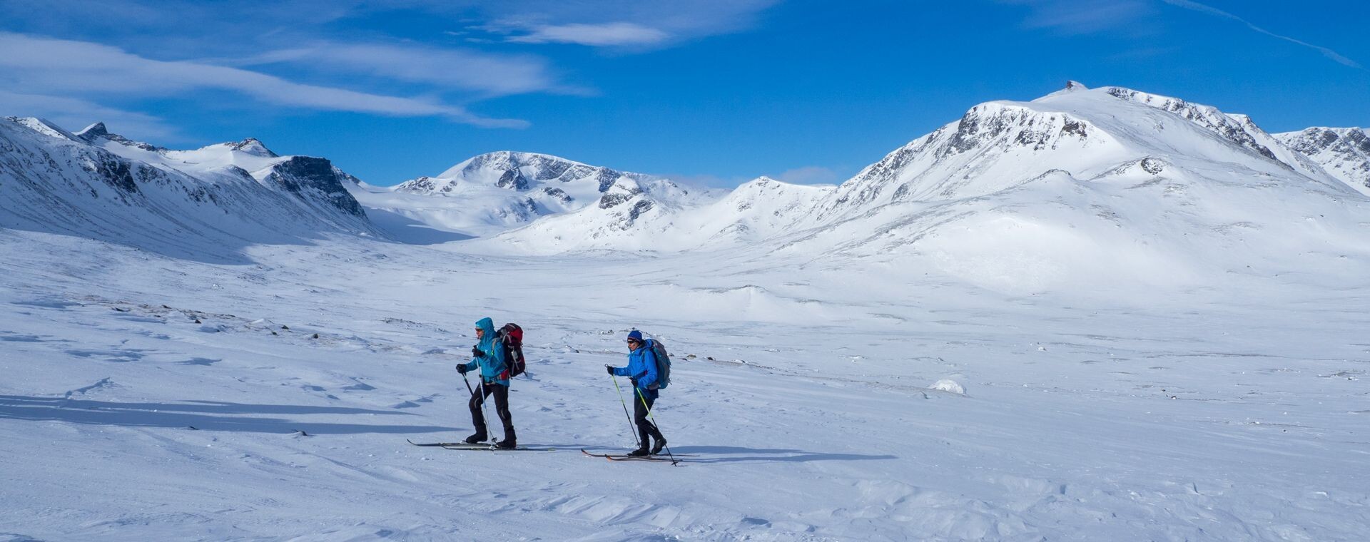 Due sciatori escursionisti nordici di fronte alle cime - Jotunheimen - Norvegia