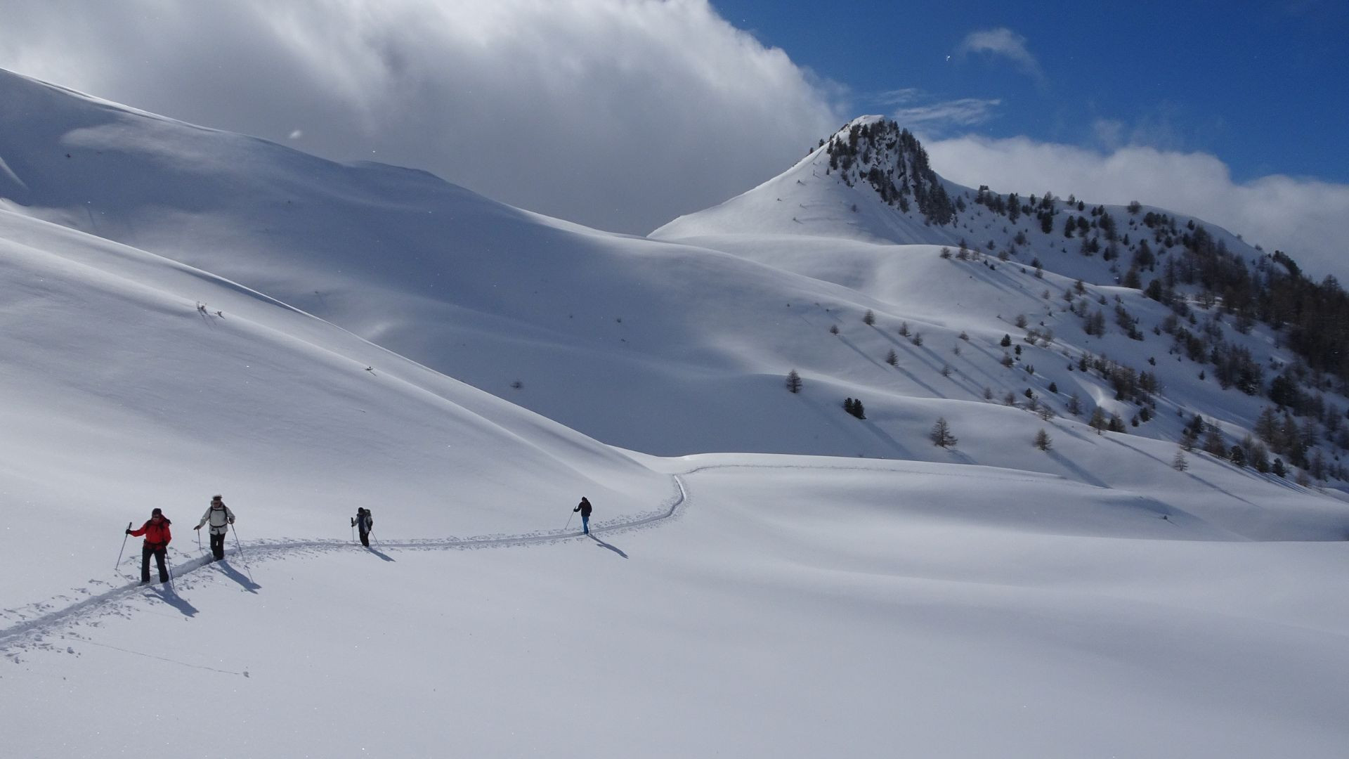 Escursionisti con gli sci su un altopiano innevato - Ubaye - Alpi - Francia