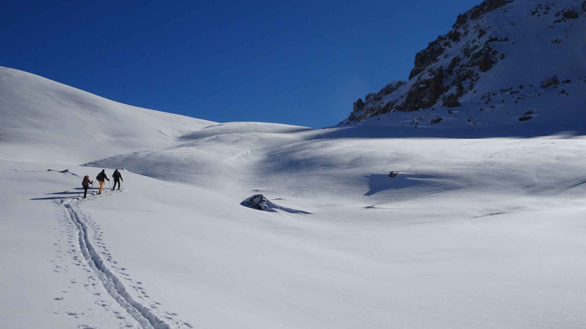 Escursione con le racchette da neve su un pendio innevato - Valle dell’Ubaye - Alpi - Francia