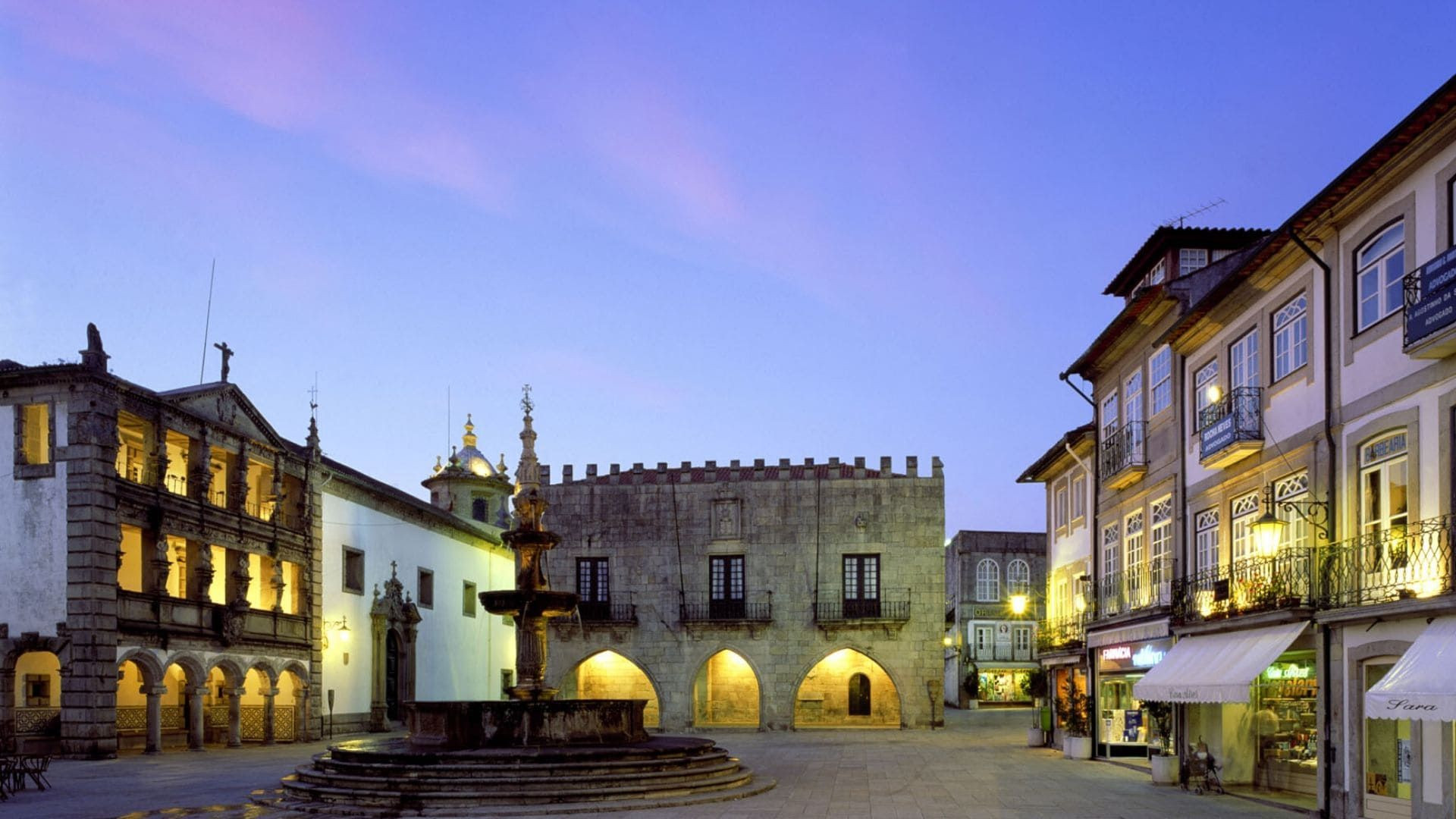 Piazza storica al crepuscolo - Viana do Castelo - Portogallo