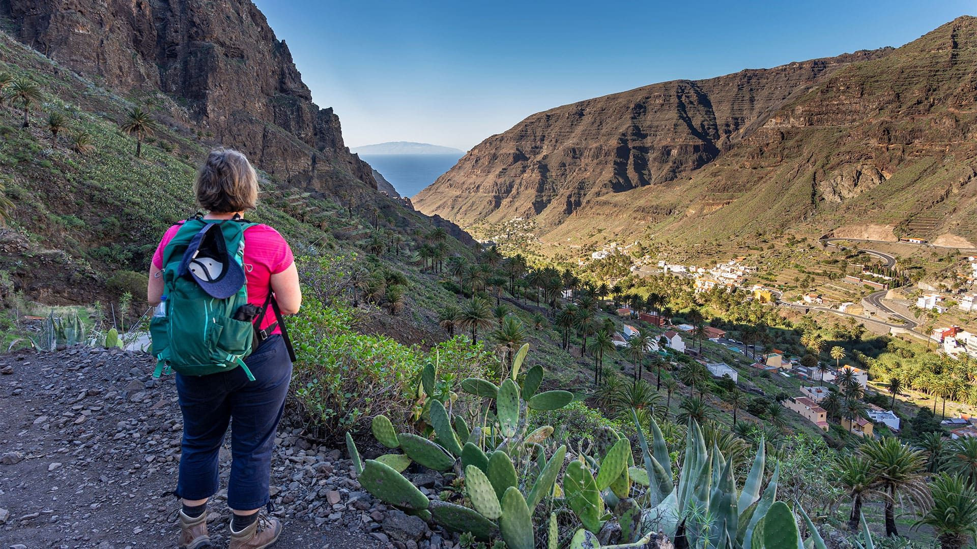 Escursionista sopra la valle del Valle Gran Rey - La Gomera - Canarie - Spagna
