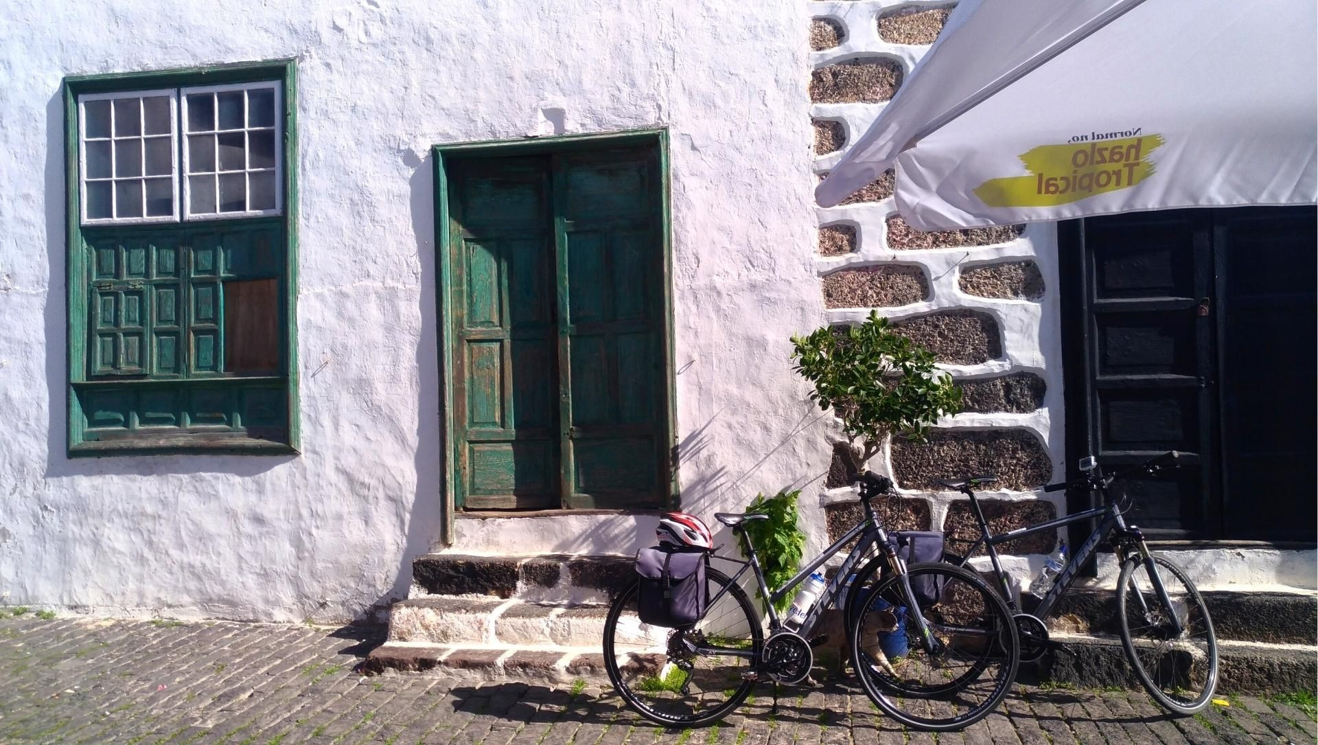 Biciclette davanti a una facciata bianca - Lanzarote - Canarie - Spagna