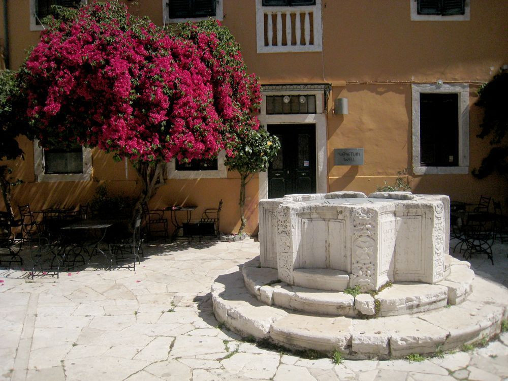 Il pozzo veneziano nella città vecchia di Kerkyra, Corfù